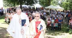 DANAS JE BLAGDAN TIJELOVA: Katolička crkva slavi ustanovljenje euharistije - tradicionalne procesije središtem gardova i u hrvatskom iseljeništvu DANAS JE BLAGDAN TIJELOVA: Katolička crkva slavi ustanovljenje euharistije - tradicionalne procesije središtem gardova i u hrvatskom iseljeništvu
