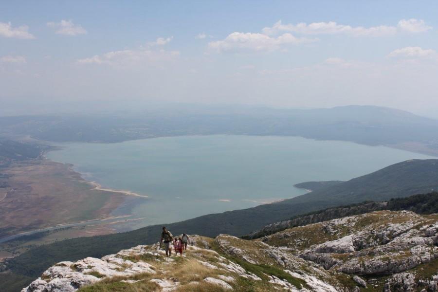 ODGOVOR STANOVNIKA BUŠKOBLATSKIH SELA MATI RIMCU: U svom obraćanju obmanjuje javnost i iznosite mnoštvo neistina Pogled na Buško jezero sa vrha Kamešnice / Foto: Fenix (S.I. Mandić)