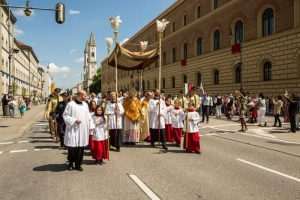 DANAS JE BLAGDAN TIJELOVA: Katolička crkva slavi ustanovljenje euharistije - tradicionalne procesije središtem gardova i u hrvatskom iseljeništvu DANAS JE BLAGDAN TIJELOVA: Katolička crkva slavi ustanovljenje euharistije - tradicionalne procesije središtem gardova i u hrvatskom iseljeništvu