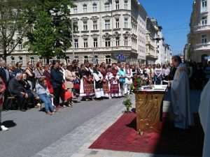 DANAS JE BLAGDAN TIJELOVA: Katolička crkva slavi ustanovljenje euharistije - tradicionalne procesije središtem gardova i u hrvatskom iseljeništvu DANAS JE BLAGDAN TIJELOVA: Katolička crkva slavi ustanovljenje euharistije - tradicionalne procesije središtem gardova i u hrvatskom iseljeništvu