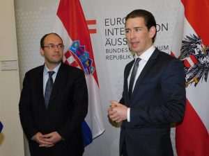 Stier lijevo i Kurz prilikom izjava za medije