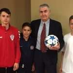 Mladi U-14 hrvatski nogometaši iz Njemačke, Austrije, Švicarske i Švedske s generalom Glasnovićem u Vukovaru