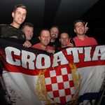 (FOTO) VIŠE OD TISUĆU LJUDI NA THOMPSONOVOM KONCERTU U WUPPERTALU: Prije koncerta grupa maskiranih ljudi bacila boju na klub