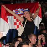 (FOTO) VIŠE OD TISUĆU LJUDI NA THOMPSONOVOM KONCERTU U WUPPERTALU: Prije koncerta grupa maskiranih ljudi bacila boju na klub
