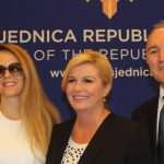 FOTO GALERIJA S PANTOVČAKA - Tko se sve iskoristio priliku za fotografiranje u predsjedničkom uredu i s predsjednicom Grabar-Kitarović FOTO GALERIJA S PANTOVČAKA - Tko se sve iskoristio priliku za fotografiranje u predsjedničkom uredu i s predsjednicom Grabar-Kitarović