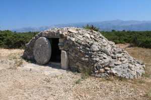Čudo na brdu Brisnica iznad Posedarja kamo dolaze i hrvatski iseljenici Za izgradnju Kristova groba na 14. postaji iskorištena je osmatračnica koju su hrvatski bojovnici koristili tijekom Domovinskog rata