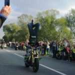 Matija Podhraški iz Stuttgarta vozio 4 km motocikl na glavi i oborio Guinnessov rekord