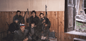 Sajmište, listopad 1991.: u prvom redu Kutnjan Petar Gelo (živ), iza njega s plavom kapom Damir Markuš Kutna, dva Vukovarca, Viktorin Jurić Paša i Igor Široki Igi. U sredini Tomislav Lesić Dok, ubijen na Ovčari, i Viktorin Jurić Paša 