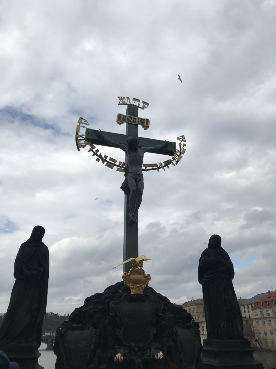 NE ZABORAVITE: Danas, na Veliki petak, Crkva propisuje strogi post i nemrs. Znate li razliku između posta i nemrsa? Križ na Karlovu mostu u Pragu / Foto: Fenix