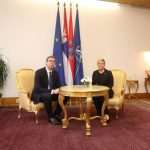 Nelagoda na Vučićevu licu zbog dočeka na Pantovčaku, na rukavu kaputa hrvatske predsjednice izvezena riječ ‘hrabrost‘ na glagoljici