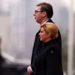 Nelagoda na Vučićevu licu zbog dočeka na Pantovčaku, na rukavu kaputa hrvatske predsjednice izvezena riječ ‘hrabrost‘ na glagoljici