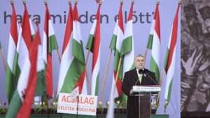 Desetine tisuća na Mirovnom maršu podrške Viktoru Orbanu u Budimpešti: Nećemo prepustiti svoju zemlju strancima Mađarski premijer Viktor Orban u govoru ispred zgrade Parlamenta / Foto:Twitter