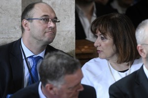 Biskupsko ređenje imenovanog hvarskog biskupa mons. Petra Palića  u katedrali Svetog Stjepana I., pape. Na slici Ivo Davor Stier i Dubravka Šuica. 
