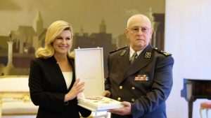 Hrvatska predsjednica i umirovljeni hrvatski general Ante Roso / Foto: Hina