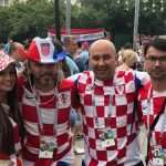 Crveni trg u bijelo-crvenim kockicama, lijepe Hrvatice na sve strane Crveni trg u bijelo-crvenim kockicama, lijepe Hrvatice na sve strane