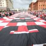 (FOTO) Hrvatski navijači u Moskvi razvili zastavu na kojoj piše "Hvala Rusijo!
