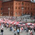 (FOTO) Hrvatski navijači u Moskvi razvili zastavu na kojoj piše "Hvala Rusijo!