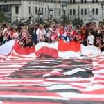 (FOTO) Hrvatski navijači u Moskvi razvili zastavu na kojoj piše "Hvala Rusijo!