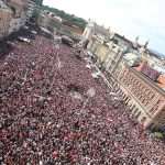 Tisuće ljudi dočekalo Vatrene u Zagrebu: Pogledajte impresivne fotografije Trga bana Jelačića Tisuće ljudi dočekalo Vatrene u Zagrebu: Pogledajte impresivne fotografije Trga bana Jelačića