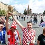 (FOTO) Hrvatski navijači u Moskvi razvili zastavu na kojoj piše "Hvala Rusijo!