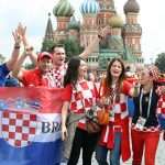 (FOTO) Hrvatski navijači u Moskvi razvili zastavu na kojoj piše "Hvala Rusijo!