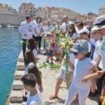 (FOTO) Mimohod sjećanja u Dubrovniku: Odjeveni u bijelo i s ljiljanima u ruci hodali Stradunom i odali počast nevinim žrtvama
