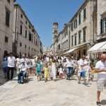 (FOTO) Mimohod sjećanja u Dubrovniku: Odjeveni u bijelo i s ljiljanima u ruci hodali Stradunom i odali počast nevinim žrtvama