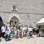 (FOTO) Mimohod sjećanja u Dubrovniku: Odjeveni u bijelo i s ljiljanima u ruci hodali Stradunom i odali počast nevinim žrtvama