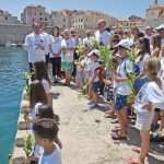 (FOTO) Mimohod sjećanja u Dubrovniku: Odjeveni u bijelo i s ljiljanima u ruci hodali Stradunom i odali počast nevinim žrtvama