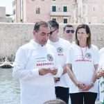 (FOTO) Mimohod sjećanja u Dubrovniku: Odjeveni u bijelo i s ljiljanima u ruci hodali Stradunom i odali počast nevinim žrtvama