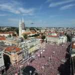 Tisuće ljudi dočekalo Vatrene u Zagrebu: Pogledajte impresivne fotografije Trga bana Jelačića Tisuće ljudi dočekalo Vatrene u Zagrebu: Pogledajte impresivne fotografije Trga bana Jelačića
