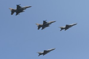 Dva izraelska borbena aviona F-16 u formacijskom letu s dva hrvatska MiG-a 21 preletjela su u nedjelju iznad Kninske tvrđave u sklopu svečanog programa obilježavanja Dana pobjede i domovinske zahvalnosti i Dana hrvatskih branitelja te 23. obljetnice vojno-redarstvene operacije (VRO) Oluja / Foto: HINA/ Mario STRMOTIĆ