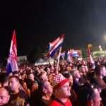 (FOTO i VIDEO) S Thompsonom u Glini i velik broj hrvatskih iseljenika - zajedno pjevali Čavoglave, Anicu, Prijatelje... (FOTO i VIDEO) S Thompsonom u Glini i velik broj hrvatskih iseljenika - zajedno pjevali Čavoglave, Anicu, Prijatelje...