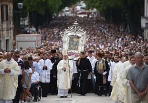Blagdan Velike Gospe: U sveèanoj procesiji u Sinju vie desetaka