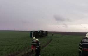 (VIDEO) DIVOVSKI TORNADO: Ogroman vrtlog vjetra podigao i zavrtio autobus sa 40 putnika - 12 putnika ozljeđeno Slika odbačenog autobusa u polju / Foto: Facebook