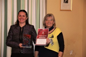S. Herek predaje Domovnicu čelnici HAZ-a A. Manestar (lijevo) 