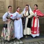 (FOTO) LUDWIGSBURG: Mlade Hrvatice odjevene u narodne nošnje domovine primile sakramenat Svete Potvrde
