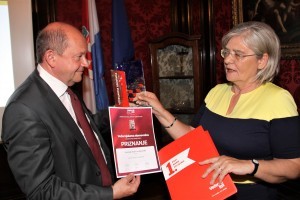 SVEČANO U BEČU: Večernjakova domovnica u Beču uručena austrijskim kroatistima i veleposlanici dr. Vesni Cvjetković Predsjednik Austrijskog društva za kroatistiku prof. dr. Georgu Holzeru prima Domovicu od Snježane Herek / Foto: Fenix