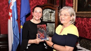 SVEČANO U BEČU: Večernjakova domovnica u Beču uručena austrijskim kroatistima i veleposlanici dr. Vesni Cvjetković Večernajkova domovnicu i zahvalu primila je i veleposlanica dr. Vesna Cvjetković / Foto: Fenix (S.Herek)