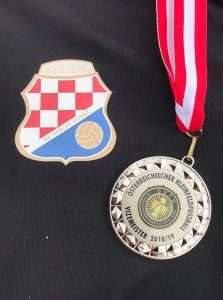 Grb NK Herceg Bosna Tirol i austrijska srebrena medalja / Foto: Fenix
