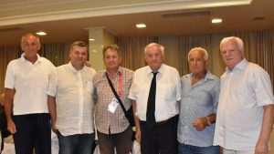 Bivši izbornici Ćiro Blažević i Otto Barić posjetili sudionike 4. Svjetskog prvenstva hrvatskih klubova izvan Domovine Zajednicka slika vodstva iseljeničkih klubova sa dužnosnicima HNS-a / Foto: Fenix (D.Patarčić - HNS)