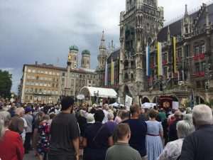 DANAS JE BLAGDAN TIJELOVA: Katolička crkva slavi ustanovljenje euharistije - tradicionalne procesije središtem gardova i u hrvatskom iseljeništvu DANAS JE BLAGDAN TIJELOVA: Katolička crkva slavi ustanovljenje euharistije - tradicionalne procesije središtem gardova i u hrvatskom iseljeništvu