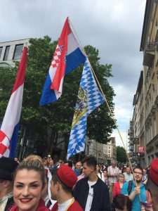 DANAS JE BLAGDAN TIJELOVA: Katolička crkva slavi ustanovljenje euharistije - tradicionalne procesije središtem gardova i u hrvatskom iseljeništvu DANAS JE BLAGDAN TIJELOVA: Katolička crkva slavi ustanovljenje euharistije - tradicionalne procesije središtem gardova i u hrvatskom iseljeništvu