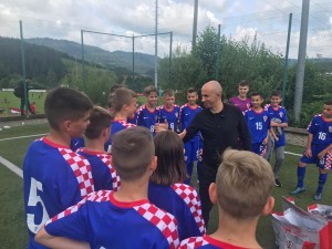 Mladi nogometaši HSK Njemačke četvrti na Schwarzwal Cupu, gledao ih i bodrio Petar Krpan iz HNS-a Petar Krpan u razgovoru sa igračima HSK Njemačke / Foto: Fenix