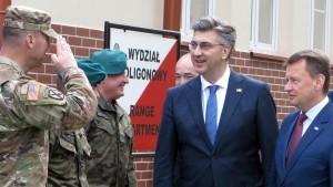Hrvatski premijer Andrej Plenković zajedno s potpredsjednikom vlade i ministrom obrane Damirom Krstičevićem posjetio je u četvrtak na sjeveroistoku Poljske hrvatske vojnike, pripadnike 4. kontingenta koji su u sastavu multinacionalne borbene skupine u sklopu ojačane prednje prisutnosti NATO-a / Foto:Hina