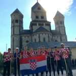 (FOTO) Krizmanici iz Freiburga na hodočašću od samostana Maria Laach do svetišta Schönstatt di camino