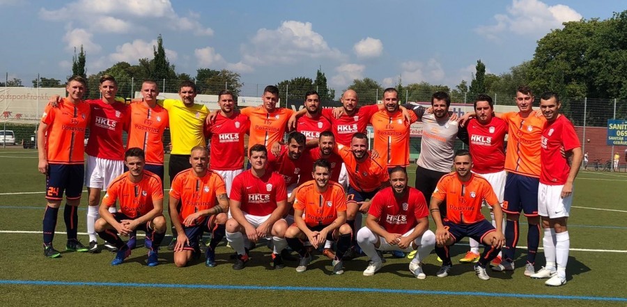 Igrači Croatije i Posavine pred početak utakmice u Frankfurt-Heddernheim / Foto: Fenix (S.Konta)