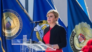 Predsjednica Hrvatske i vrhovna zapovjednica Oružanih snaga Republike Hrvatske Kolinda Grabar Kitarović u Kninu / Foto: Hina