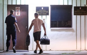 PRIJE POLNOĆI STIGAO U ZATVOR: Darko Kovačević Daruvarac u ponedjeljak uvečer se javio u Remetinec radi izdržavanja kazne Darko Kovačević zvan Daruvarac, pravomoćno osuđen na četiri godine zatvora, javio se u zatvor u Remetincu na odsluženje kazne / Foto: Hina