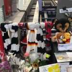 (FOTO) UBOJICI DJEČAKA S FRANKFURTSKOG KOLODVORA DIJAGNOSTICIRALI SHIZOFRENIJU: Putnici se zaustavljaju, mole i ostavljaju cvijeće i poruke na mjestu ubojstva njemačkog dječaka